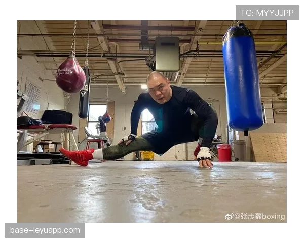 张志磊训练完直接拎两袋蛋白粉去接孩子放学，校门口妈妈们眼神都直了